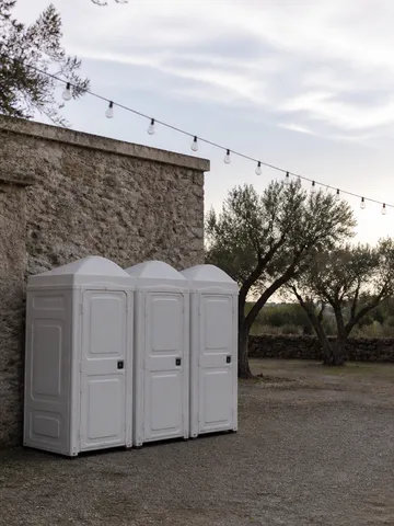 Cabinas de baños portátiles colocadas en una finca para una celebración